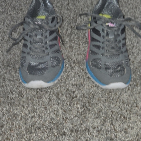 Fila gray gym shoes little girls size 13 - Picture 2 of 8